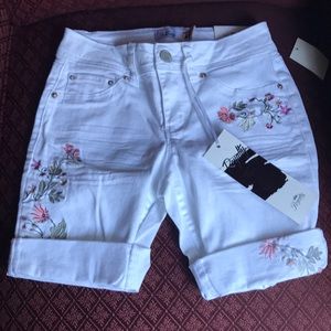 White shorts for petite women. Color white.